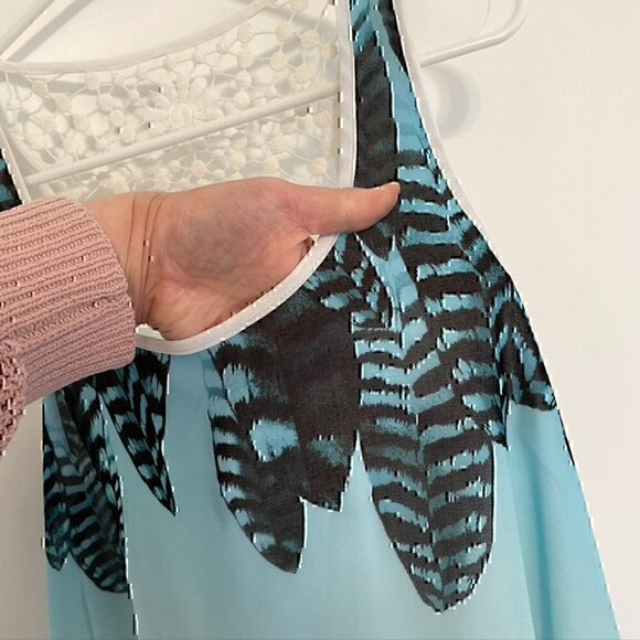 BEBE Blue Black White Feather Print Crochet Trim Sleeveless Mini Shift Dress XS - Picture 4 of 12